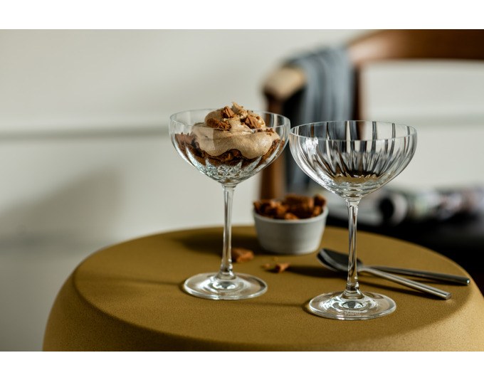 Vier Sektschalen Blossom von SCHOTT ZWIESEL aus transparentem Tritan Kristallglas mit weich geöffneter Coupette-Form und strukturierter Oberfläche.