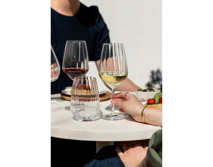 Vier transparente SCHOTT ZWIESEL Allroundbecher Blossom 79 aus Tritan Kristallglas mit strukturierter Oberfläche und sanft ausgestellter Öffnung.