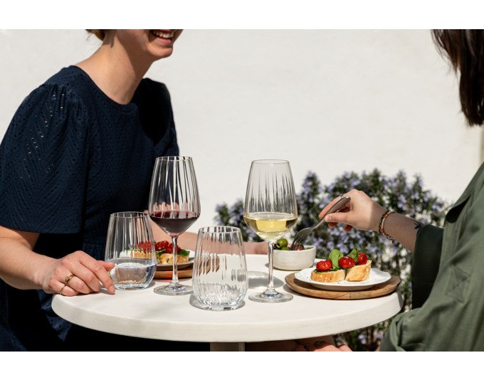 Vier transparente SCHOTT ZWIESEL Allroundbecher Blossom 79 aus Tritan Kristallglas mit strukturierter Oberfläche und sanft ausgestellter Öffnung.