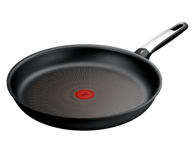 Schwarze TEFAL Bratpfanne Excellence G7 mit 32 cm Durchmesser, silbernem Griff und tiefer Form für grössere Portionen.
