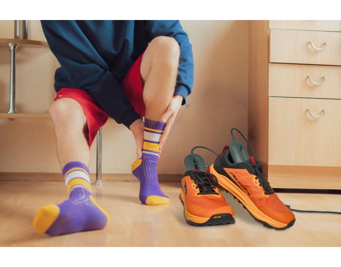 Weisses Kunststoffgehäuse eines TFA Schuhtrockners elektrisch mit Netzkabel, Netzstecker und Timer, kompakte Bauform für Schuhe.