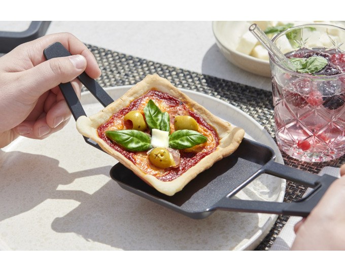 Tischgrill STÖCKLI PizzaGrill 4 Connect Set in Ivory Gold mit acht antihaftbeschichteten Pfännchen und wendbarer Aluguss-Grillplatte.