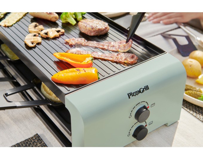 Tischgrill STÖCKLI PizzaGrill 4 Connect in mint green mit vier Pfännchen, Wende-Grillplatte und Teigausstecher auf hellem Hintergrund.