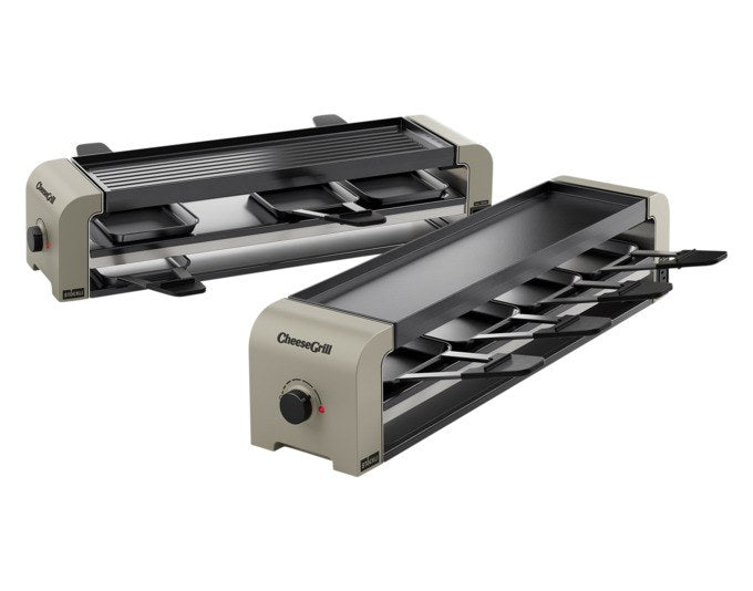 Zwei STÖCKLI CheeseGrill 4 Connect Tischgrills in Ivory Gold mit acht Pfännchen, Kunststoffspachteln und einer Wende-Grillplatte aus Aluguss.