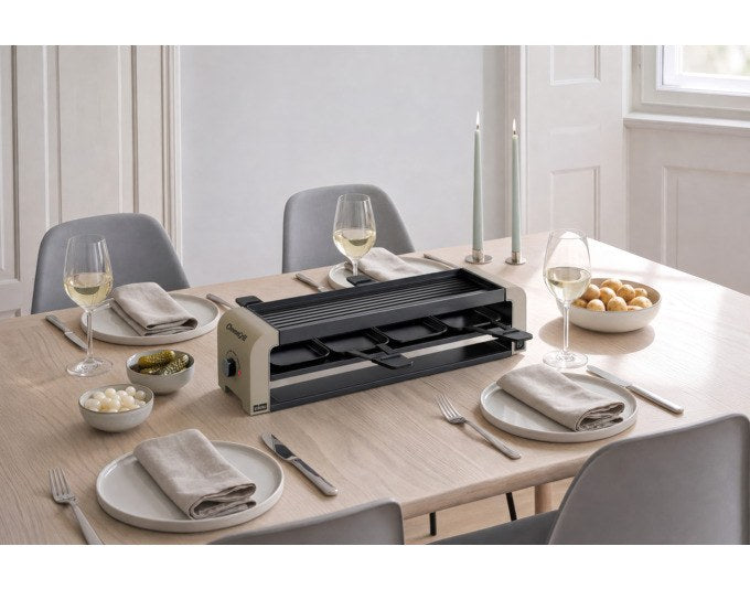Tischgrill STÖCKLI CheeseGrill 4 Connect in Ivory Gold mit wendbarer Aluguss-Grillplatte, vier Pfännchen und Kunststoffspachteln.