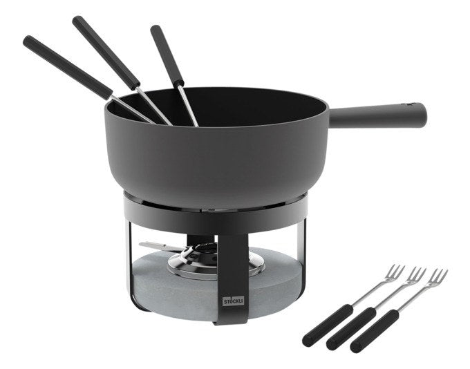 Schwarzes Fondueset STÖCKLI Pilatus Stone Classic 22 mit rundem Caquelon aus Gusseisen, Rechaud mit Betoneinsatz und sechs Käsefonduegabeln.