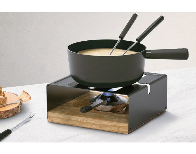 Schwarzes Caquelon aus Stahl-Email mit passendem Rechaud und sechs Käsefonduegabeln, rundes Fondue-Set von STÖCKLI mit 19 cm Durchmesser.