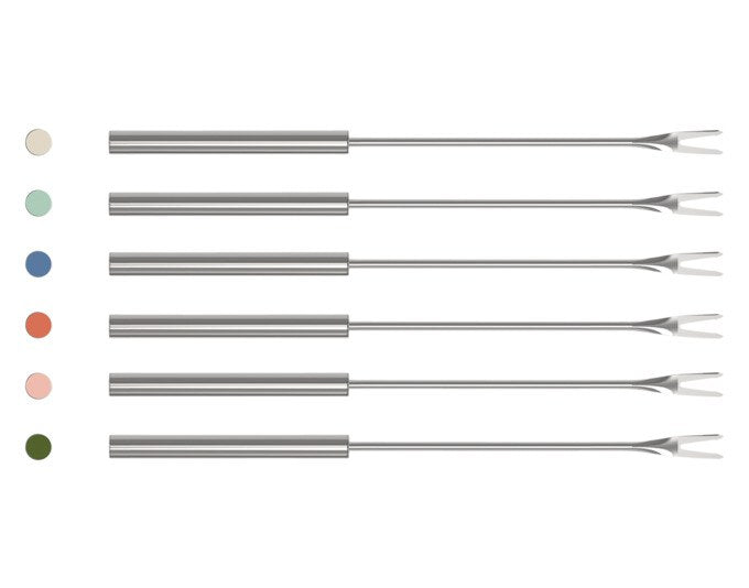 Sechs Fonduegabeln aus Edelstahl mit langen Stielen, stabilen Zinken und farbigen Markierungen am Griffende, jeweils 25.5 cm lang.