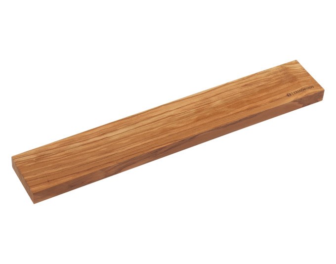 Braune Magnetleiste aus Echtholz mit individueller Maserung, 40 cm lang, an der Wand montiert, mit fünf Küchenmessern befestigt.