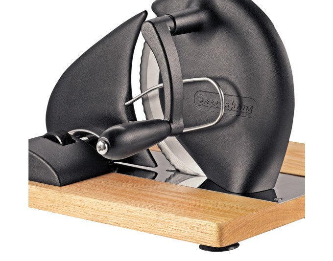 Brotschneidemaschine ZASSENHAUS Vintage mit Kurbel, Rundmesser, Skalierung und Krümelfach in Retro-Optik auf heller Arbeitsfläche.