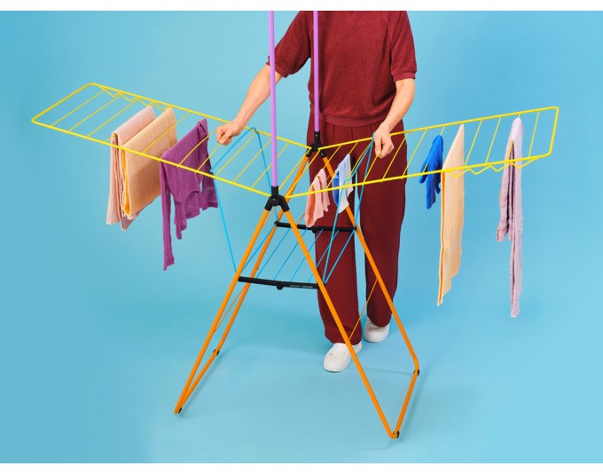 Mehrfarbiger BRABANTIA Wäscheständer HangOn mit ausklappbaren Flügeln, Kleiderstange und acht Haken, kompakt zusammenklappbar für den Innenbereich.