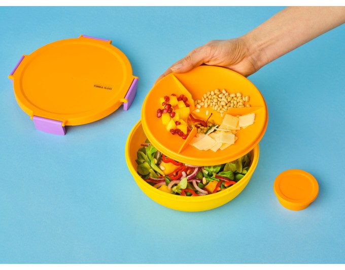 Mehrfarbiges 3-teiliges Kunststoff-Lunchset von BRABANTIA mit Wasserflasche, runder Frühstücksschale und Salatschüssel mit Deckel, freigestellt fotografiert.