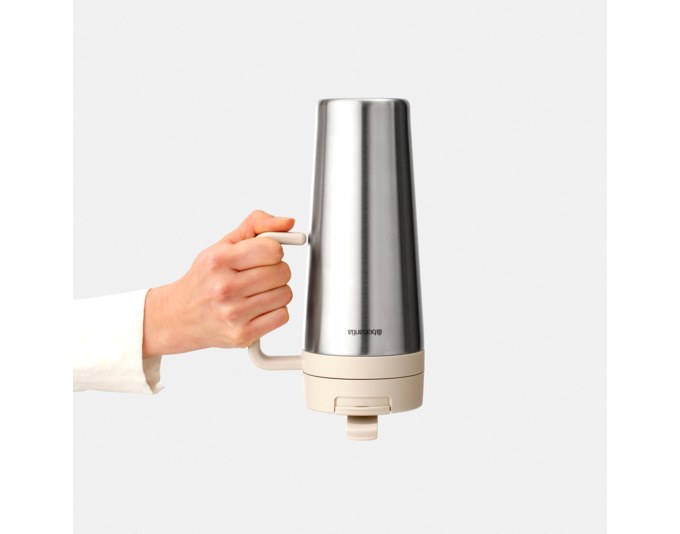 Doppelwandiger Edelstahl-Isolierbecher von BRABANTIA in Beige mit braunem Deckel, Flip-Trinkhalm und drehbarem 2-in-1-Verschluss, 1 Liter Fassungsvermögen.