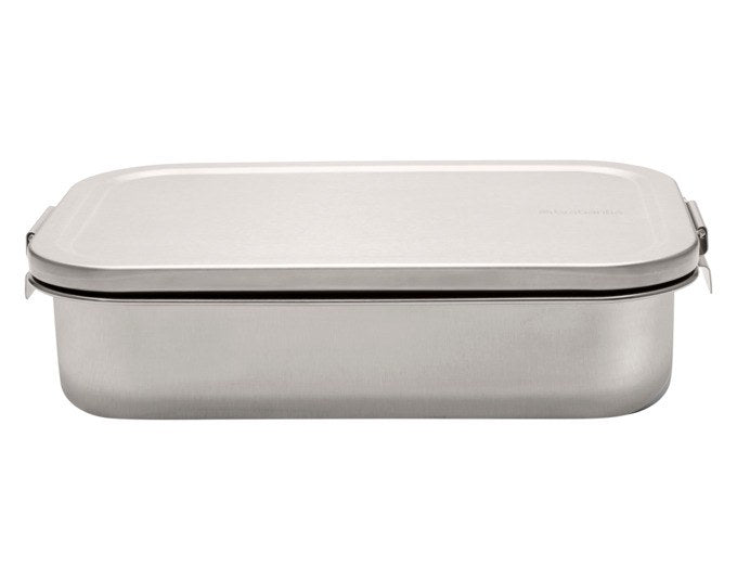 Silberne Edelstahl-Lunchbox von BRABANTIA im Bento-Design mit herausnehmbarer Trennwand und zwei separaten Fächern für Snacks.