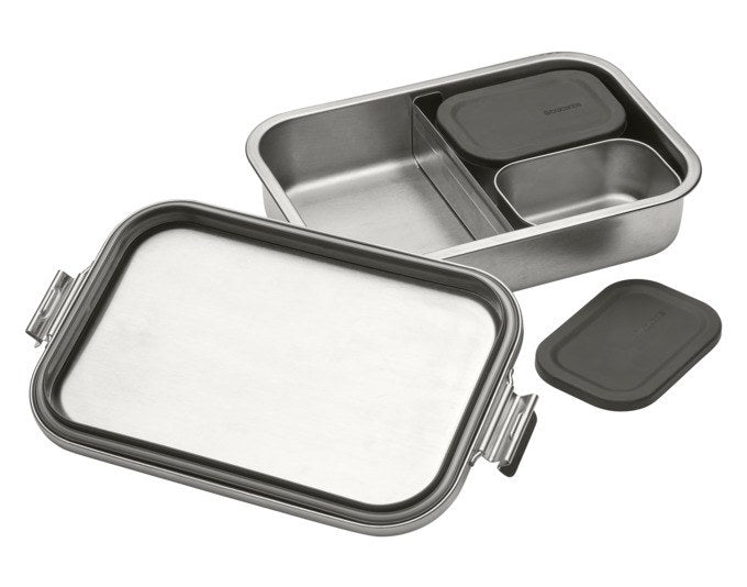 Silberne Edelstahl-Lunchbox von BRABANTIA im Bento-Design mit herausnehmbarer Trennwand und zwei separaten Fächern für Snacks.
