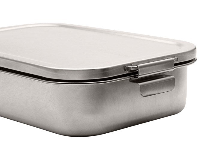 Silberne Edelstahl-Lunchbox von BRABANTIA im Bento-Design mit herausnehmbarer Trennwand und zwei separaten Fächern für Snacks.