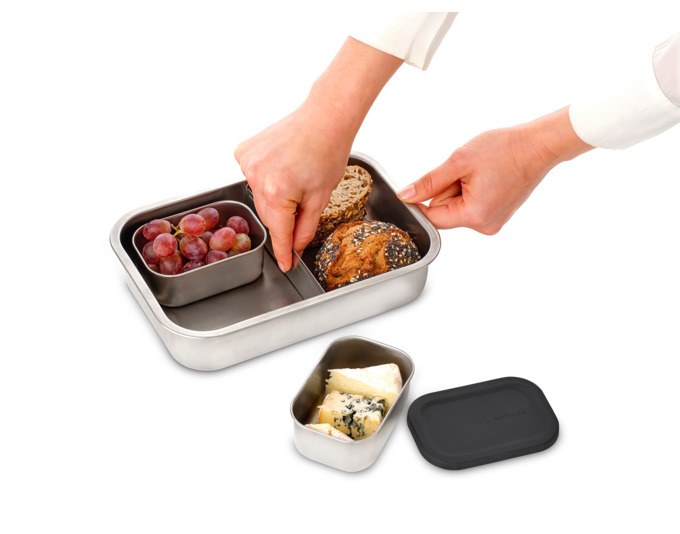 Silberne Edelstahl-Lunchbox von BRABANTIA im Bento-Design mit herausnehmbarer Trennwand und zwei separaten Fächern für Snacks.