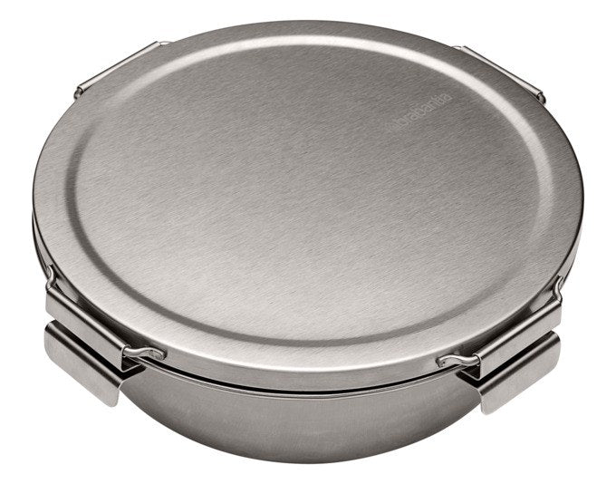 Runde Edelstahl-Lunchschüssel in matt steel mit herausnehmbarem Einsatz, separatem Dressingbehälter und auslaufsicherem Deckel, 1.3 l Volumen.