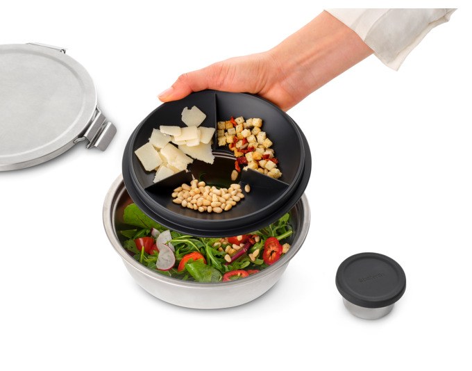 Runde Edelstahl-Lunchschüssel in matt steel mit herausnehmbarem Einsatz, separatem Dressingbehälter und auslaufsicherem Deckel, 1.3 l Volumen.