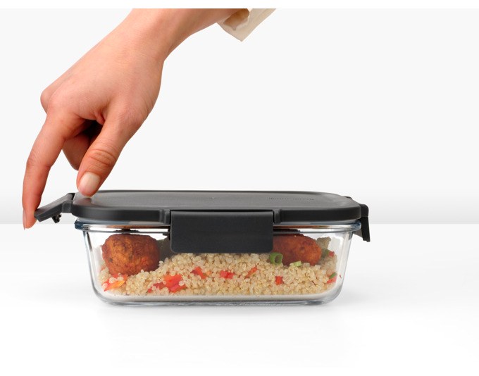 BRABANTIA Vorratsbehälter Make&Take aus klarem Glas mit dunkelgrauem Deckel und Klickverschluss, quaderförmig, Volumen 1 Liter.