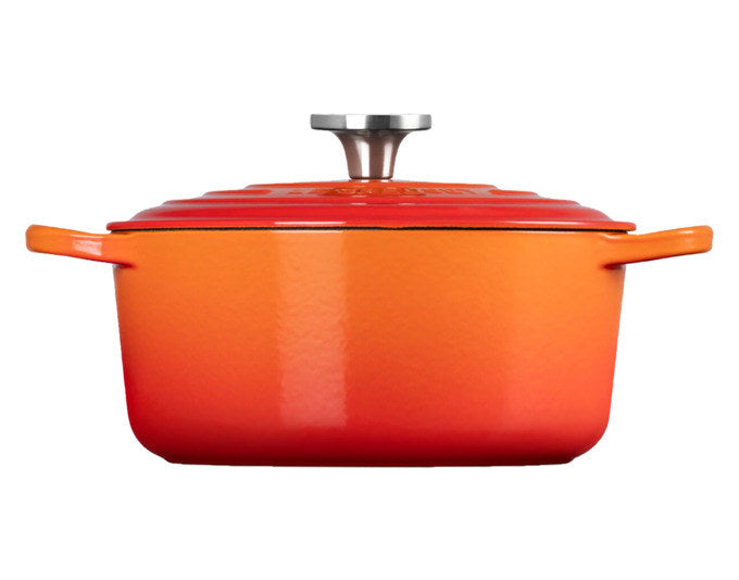 Runder Bräter LE Creuset Signature Crucible in Ofenrot aus emailliertem Gusseisen mit Deckel
