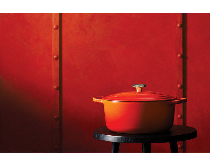 Runder Bräter LE Creuset Signature Crucible in Ofenrot aus emailliertem Gusseisen mit Deckel