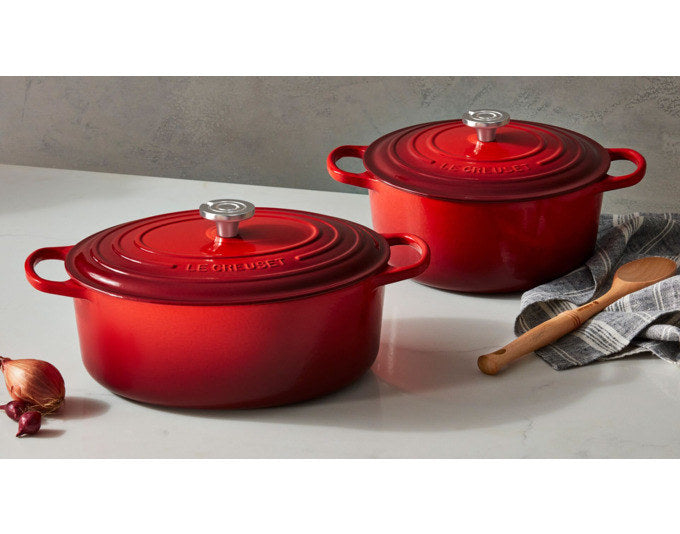 Runder kirschroter Bräter Signature Crucible von LE Creuset aus emailliertem Gusseisen mit Deckel