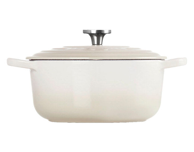 Weisser runder Bräter aus emailliertem Gusseisen mit Deckel in Meringue von LE Creuset