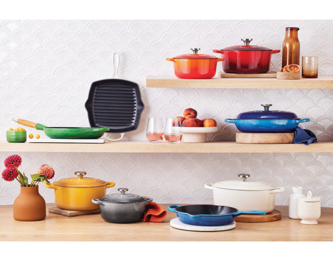 Weisser runder Bräter aus emailliertem Gusseisen mit Deckel in Meringue von LE Creuset