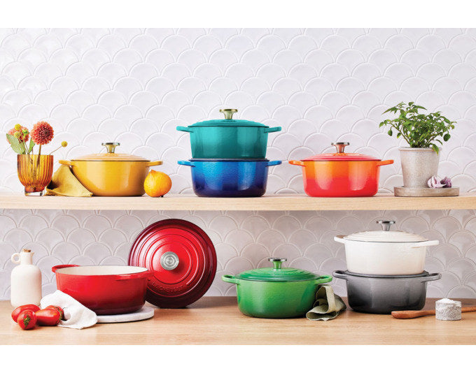 Weisser runder Bräter aus emailliertem Gusseisen mit Deckel in Meringue von LE Creuset