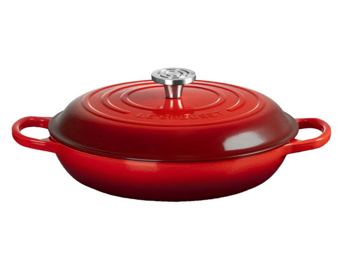 Kirschroter Gourmet-Profitopf Signature aus emailliertem Gusseisen mit Deckel, breite flache Form