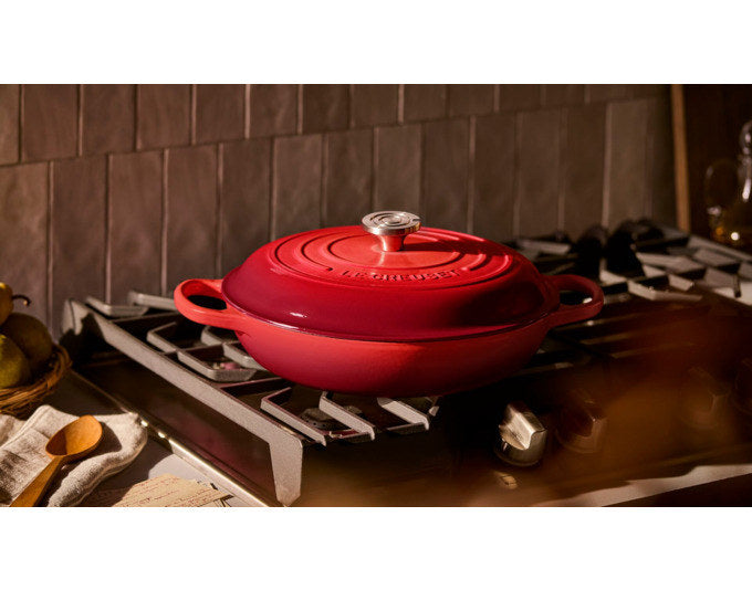Kirschroter Gourmet-Profitopf Signature aus emailliertem Gusseisen mit Deckel, breite flache Form