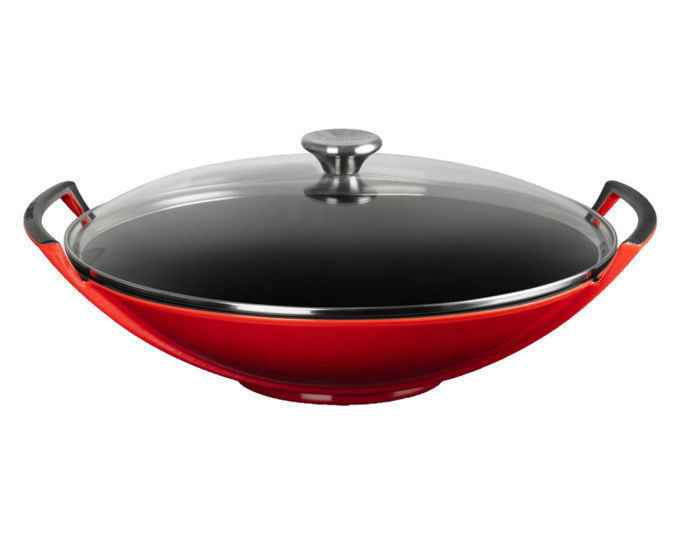 Kirschroter Wok mit Glasdeckel und Edelstahl-Knopf aus emailliertem Gusseisen von LE Creuset