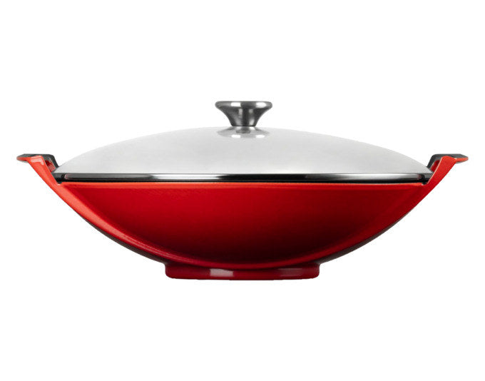 Kirschroter Wok mit Glasdeckel und Edelstahl-Knopf aus emailliertem Gusseisen von LE Creuset