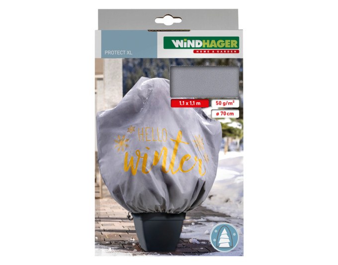 Graue Vlieshaube aus Polypropylen mit Hello-Winter-Motiv, über eine Pflanze gestülpt, mit Zugkordel und Kordelstopper fixiert.