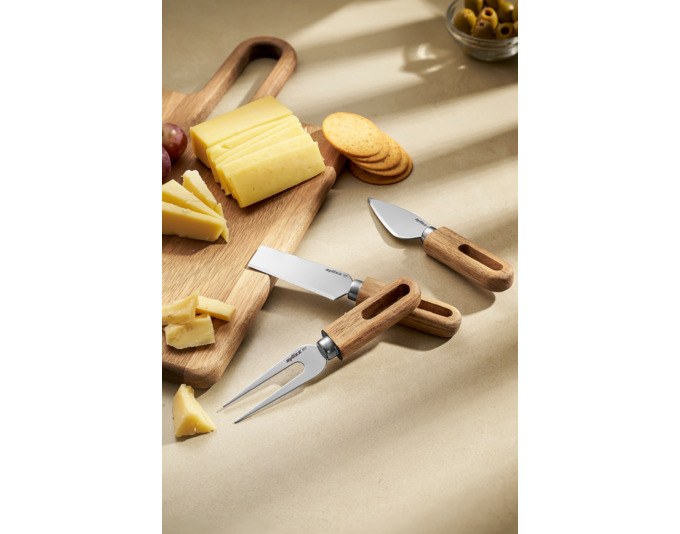 ZYLISS Käsemesserset Artisan Akazie 3-teilig: Hartkäsemesser, Käsebeil und Käsegabel aus Akazienholz in Natur und Braun auf hellem Hintergrund.