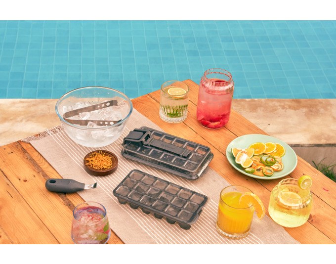 Zwei graue Eiswürfelbehälter des ZYLISS Sets Professional press&pull nebeneinander, mit sichtbarer Struktur für die Eiswürfelherstellung.