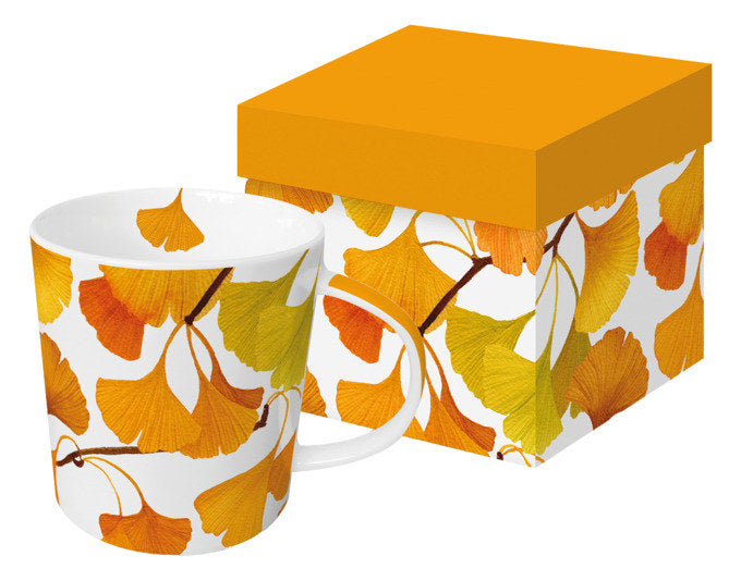 Weisser Henkelbecher aus Porzellan mit dekoriertem Ginko-Muster, Durchmesser 9 cm, Höhe 10 cm, klassische Tassenform mit Henkel.