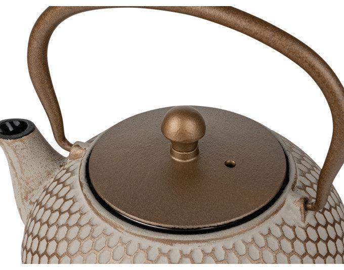 Gusseiserne BREDEMEIJER Teekanne Jiangxi in Beige mit strukturierter Oberfläche, goldfarbenen Akzenten und herausnehmbarem Edelstahlfilter.