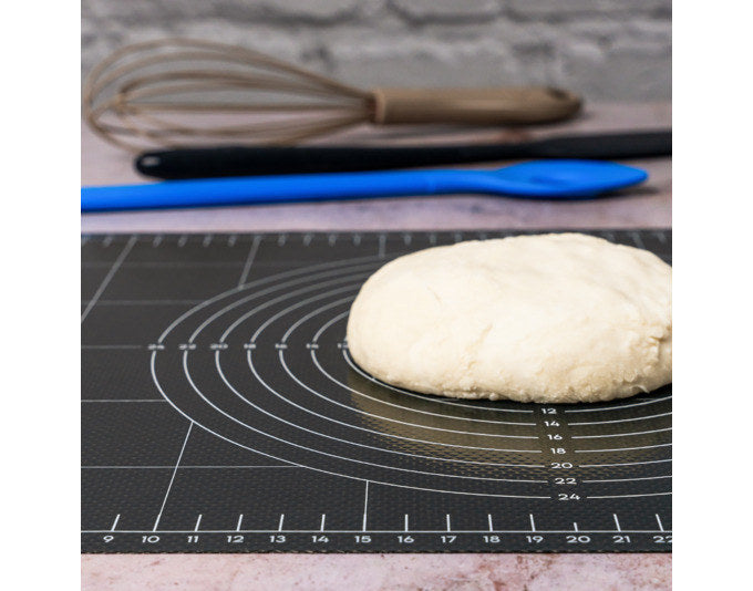 Anthrazitfarbene Silikon-Gewebematte von KOCHBLUME, 60x40 cm, mit Antihaftoberfläche und integrierten Massangaben zum Backen.