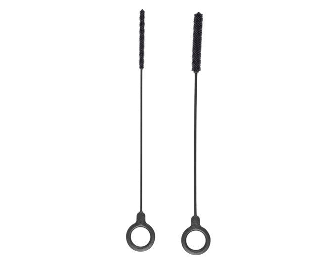 Zwei anthrazitfarbene Silikon-Reinigungsbürsten mit unterschiedlich breiten Bürstenköpfen, je 25 cm lang, nebeneinander liegend.