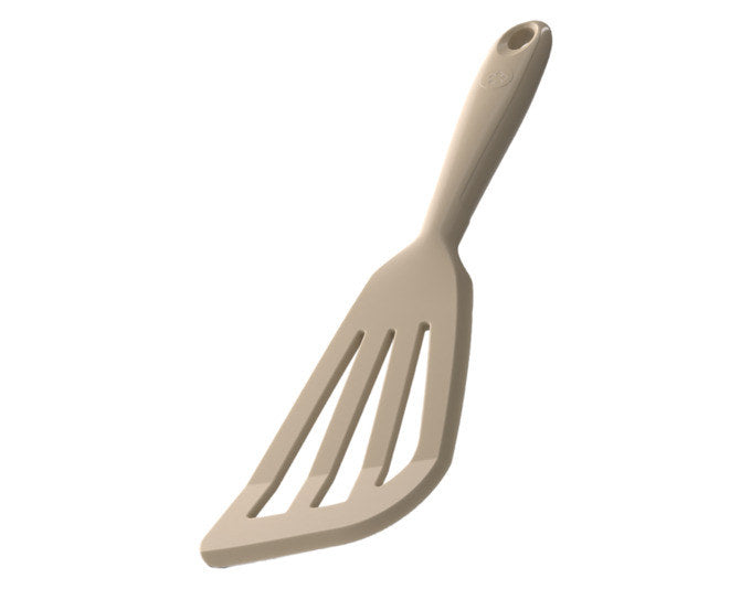 Taupe-grauer Pfannenwender aus Silikon mit Edelstahlkern, abgeschrägter Form und Schlitzstruktur, Masse 24 x 8 x 1 Zentimeter, KOCHBLUME Design S.