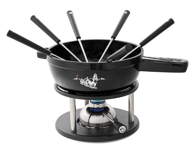 Schwarzes Fondue Set KISAG Alpsommer mit rundem Caquelon aus Gusseisen, Rechaud in Chrom/Silber und sechs Fonduegabeln auf weissem Hintergrund.