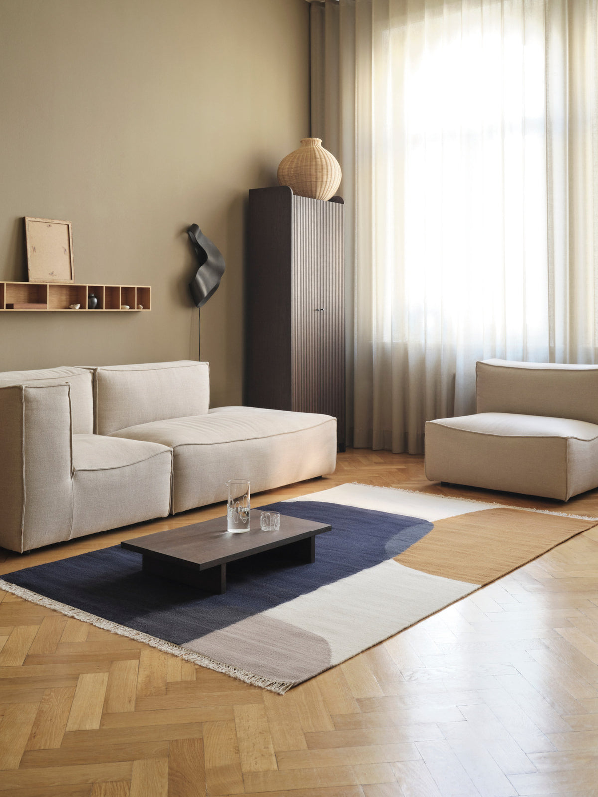 Mehrfarbiger Kelim Teppich Gross von Ferm Living aus 80% Wolle und 20% Baumwolle, handgewebt mit traditionellem Kelim-Muster und grober Struktur.