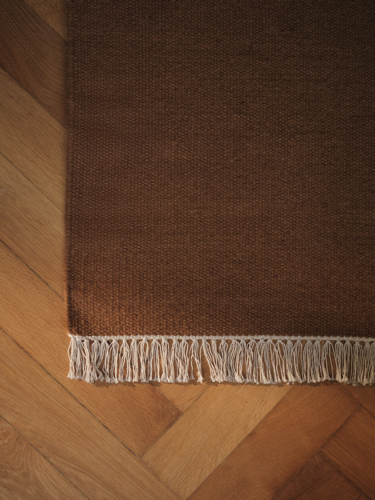 Mehrfarbiger Kelim Teppich Gross von Ferm Living aus 80% Wolle und 20% Baumwolle, handgewebt mit traditionellem Kelim-Muster und grober Struktur.