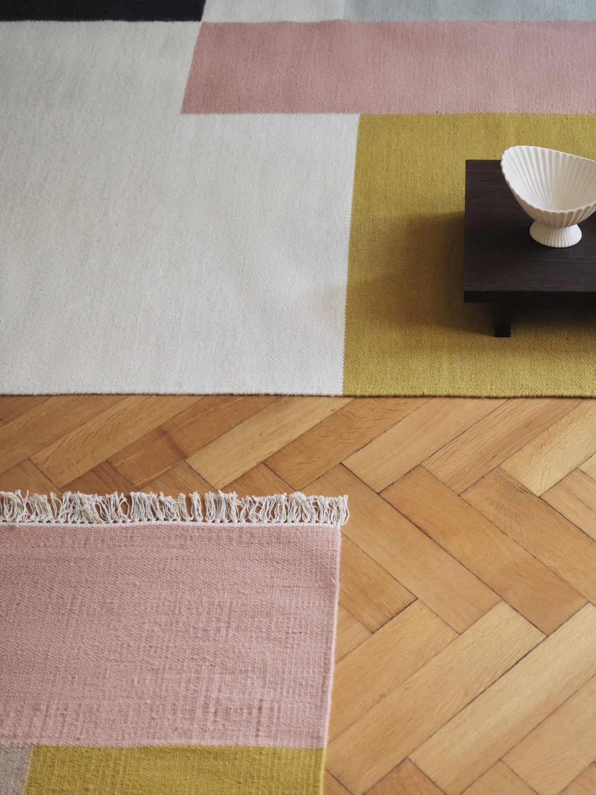 Mehrfarbiger Kelim Teppich Gross von Ferm Living aus 80% Wolle und 20% Baumwolle, handgewebt mit traditionellem Kelim-Muster und grober Struktur.
