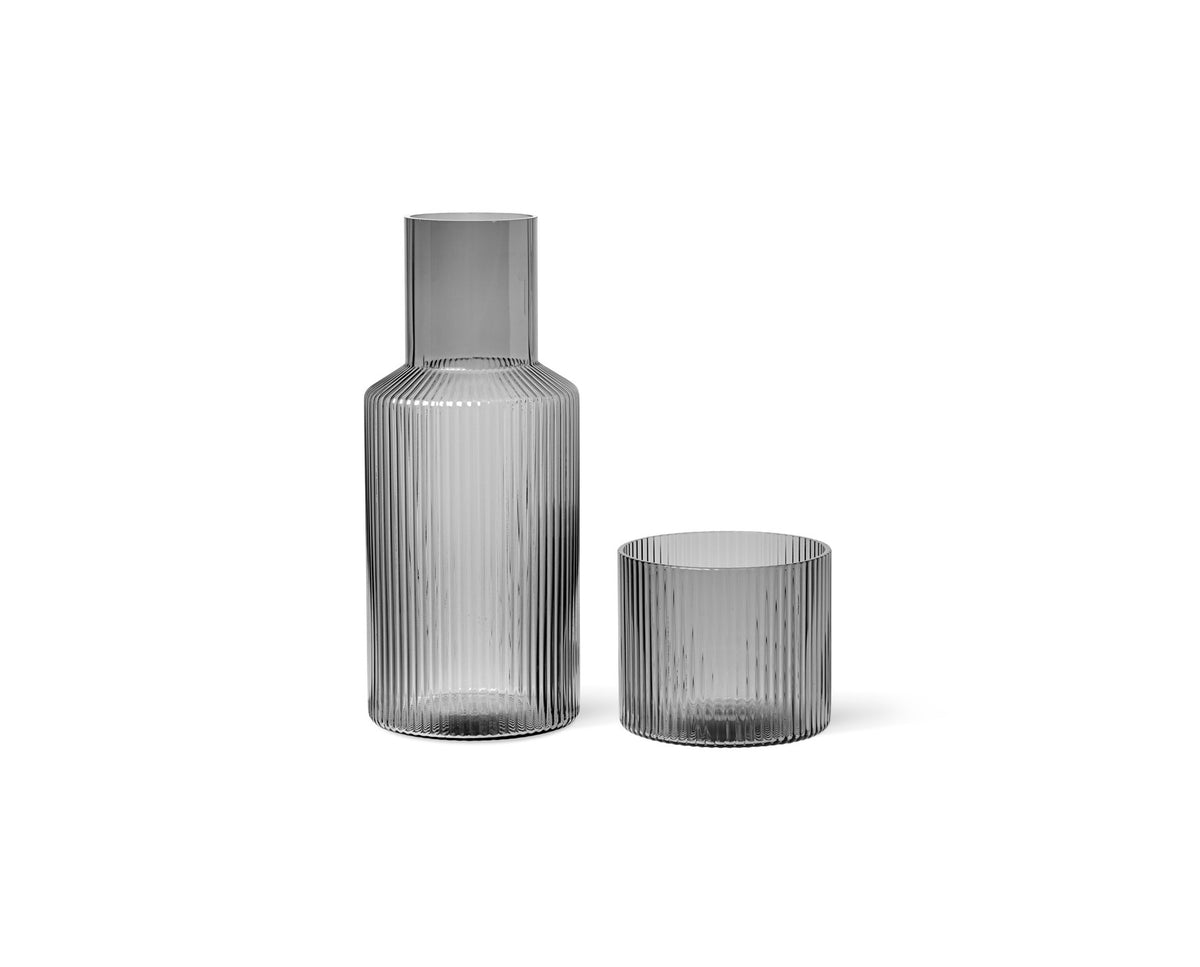 Ripple Karaffeset klein in Rauchgrau präsentiert im Onlineshop von KAQTU Design AG. Karaffe ist von Ferm Living
