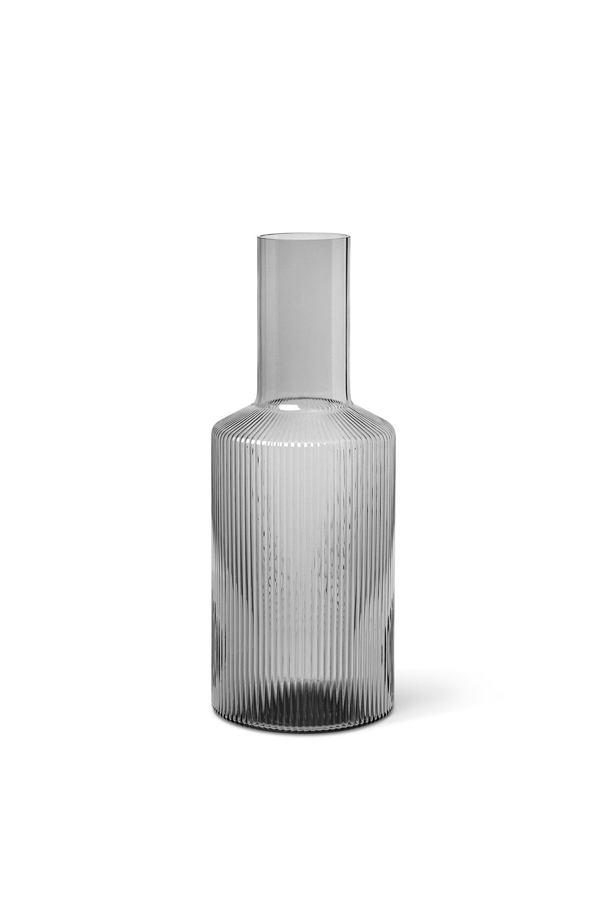 Ripple Karaffe in Rauchgrau präsentiert im Onlineshop von KAQTU Design AG. Karaffe ist von Ferm Living