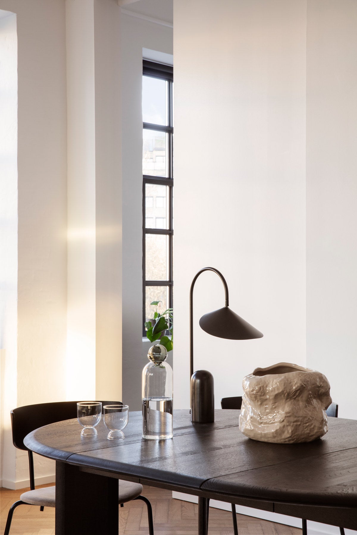 Arum Tischlampe in Schwarz präsentiert im Onlineshop von KAQTU Design AG. Tischleuchte ist von Ferm Living