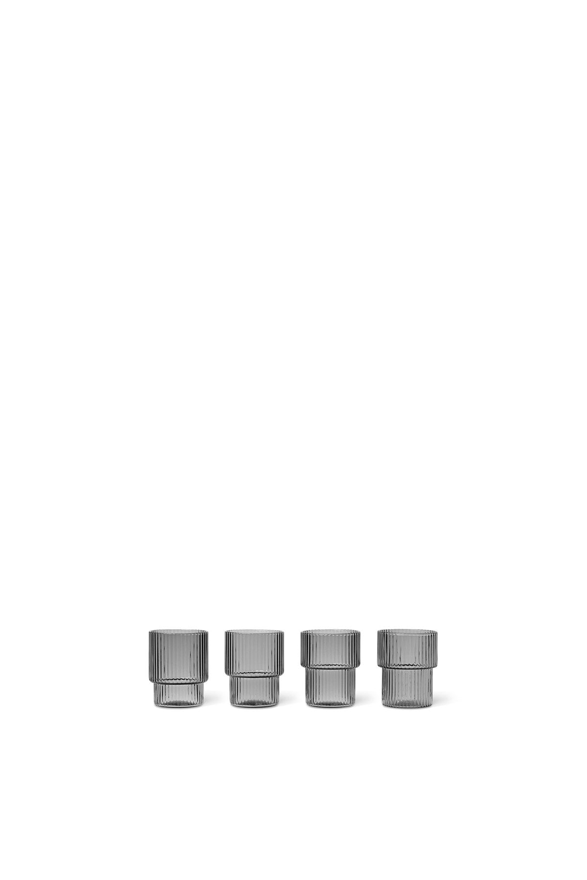 Ripple Gläser klein 4er Set in Rauchgrau präsentiert im Onlineshop von KAQTU Design AG. Trinkgläser ist von Ferm Living